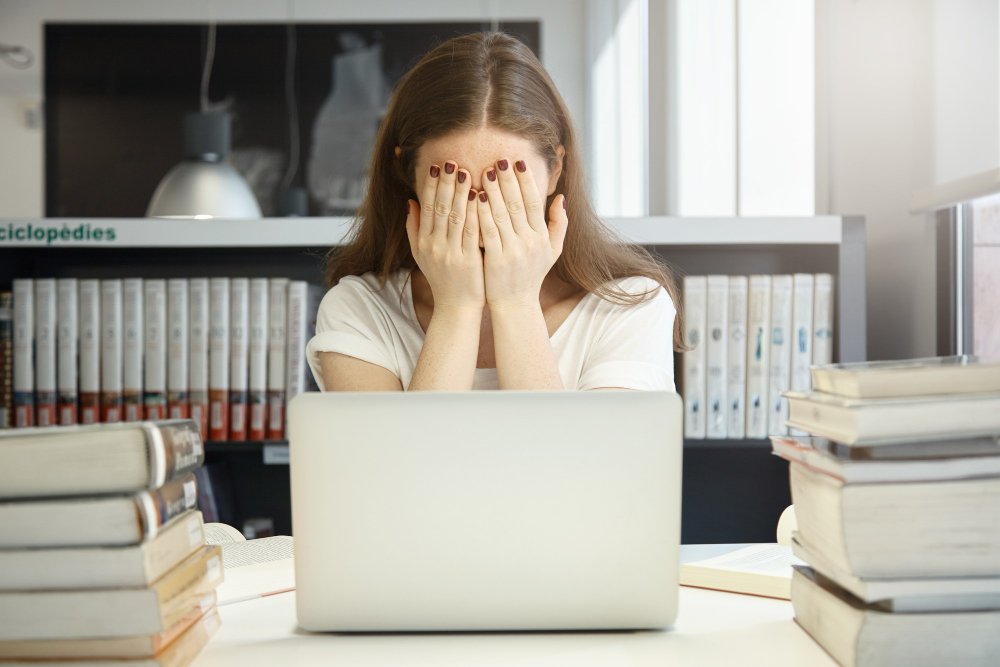 Estudiante con ansiedad en época de exámenes bloqueado frente al ordenador