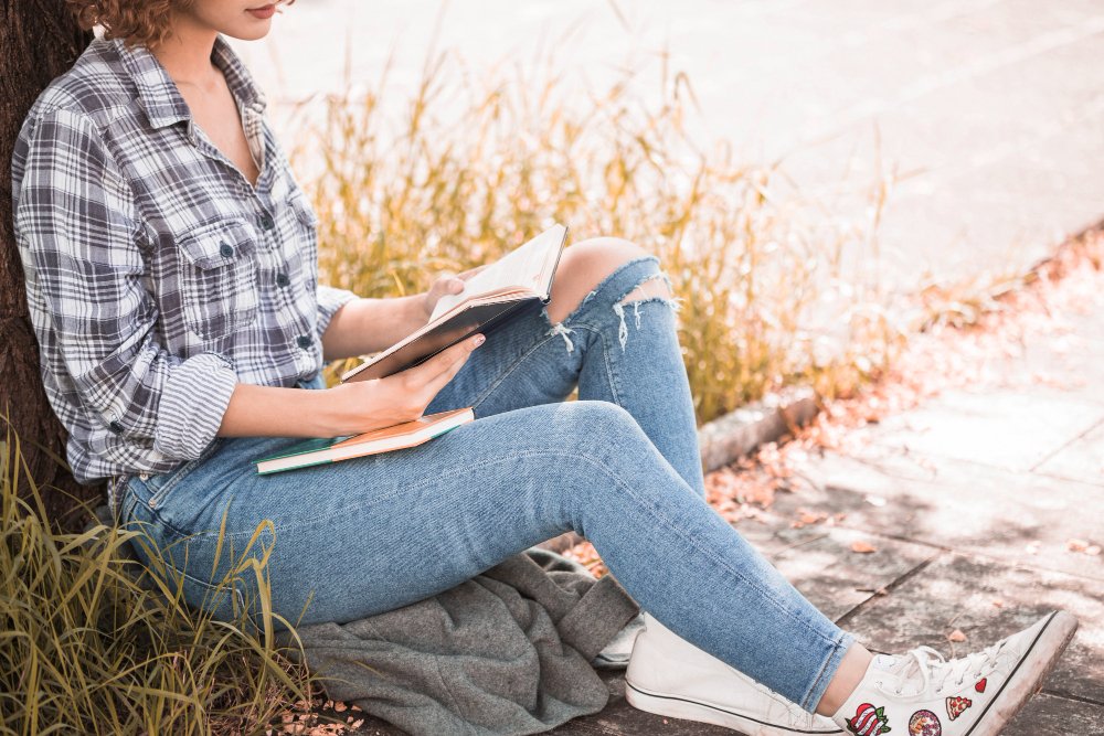 Lectura al aire libre para mejorar la salud mental y desconectar