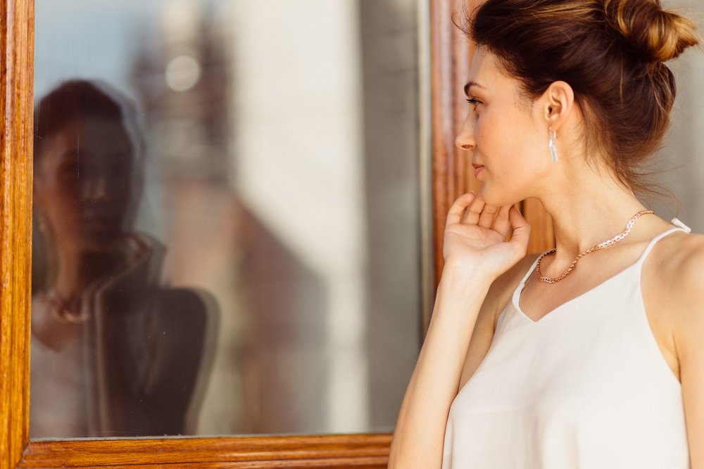 Mujer reflexionando sobre su relación con su cuerpo en verano
