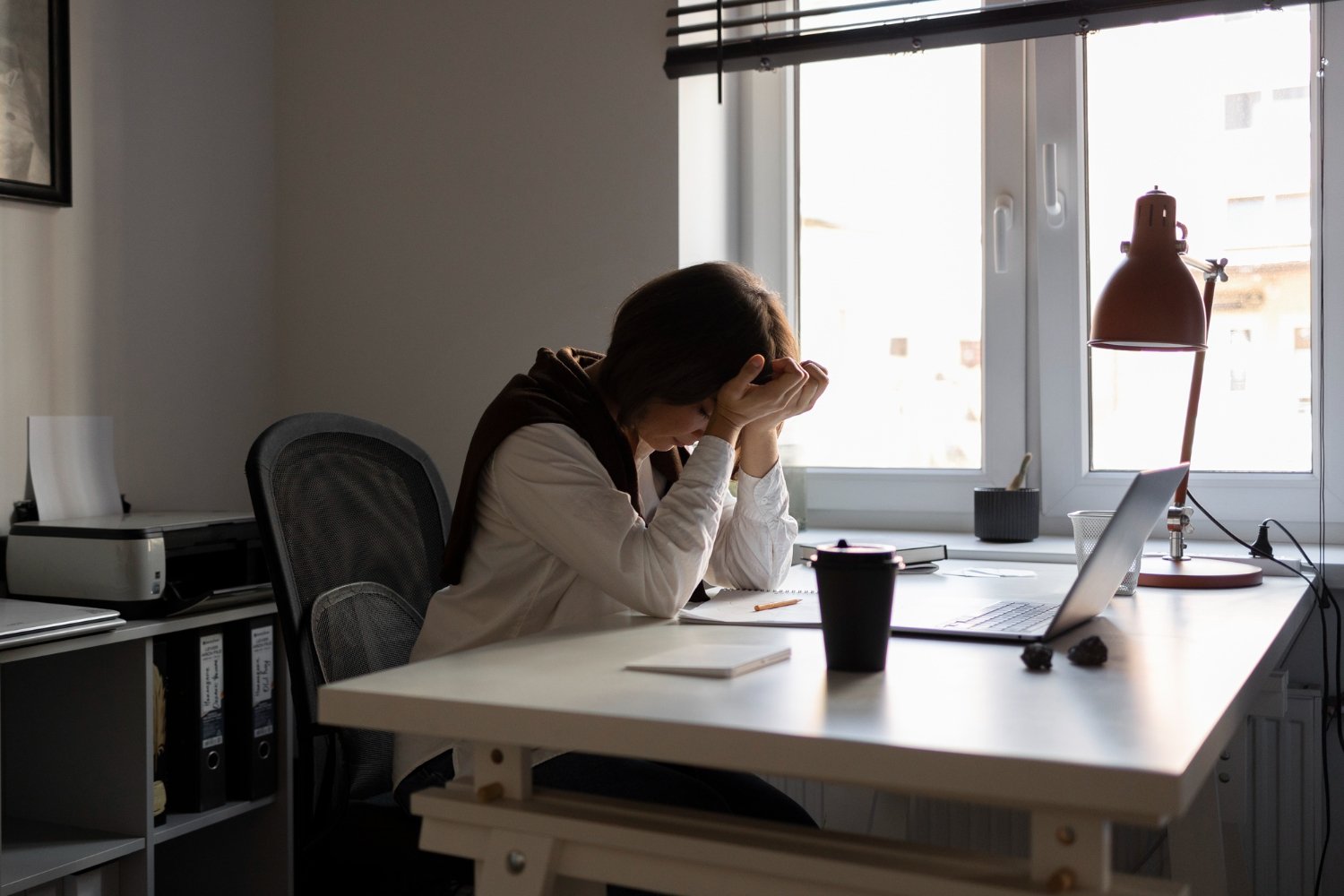 Síndrome postvacacional volver a la rutina con cansancio y trabajo