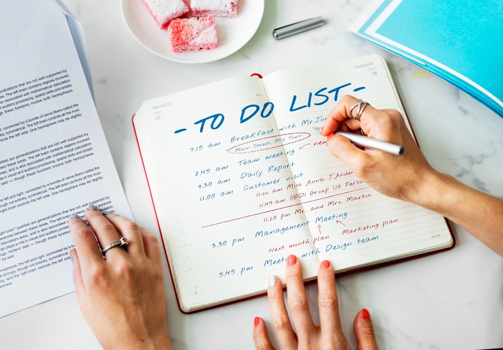 agenda to-do list que simboliza la carga mental y la organización invisible