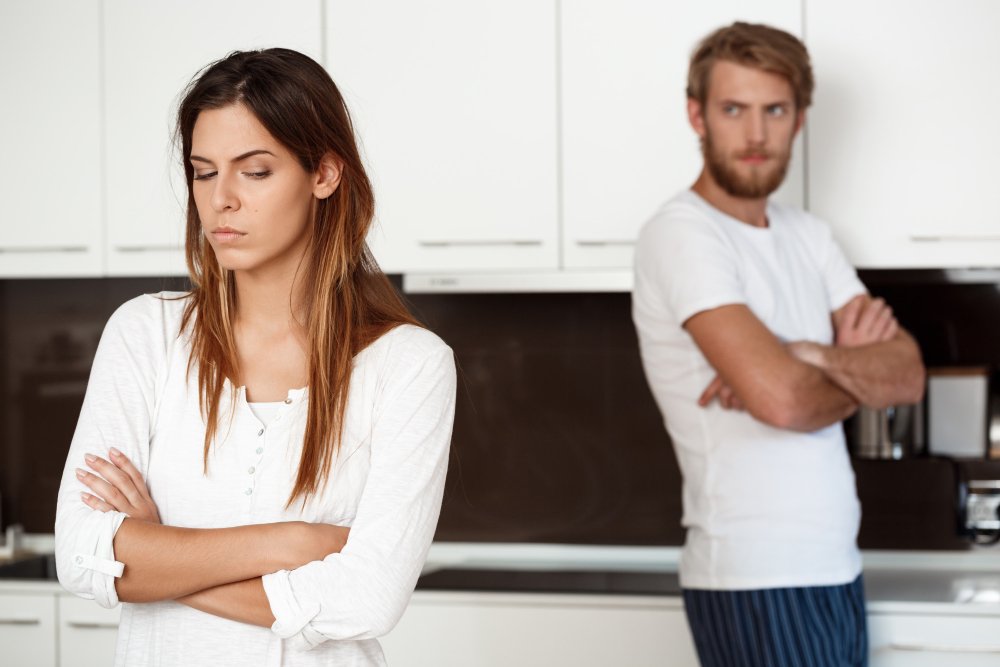 Pareja en silencio mostrando los efectos de la invalidación emocional
