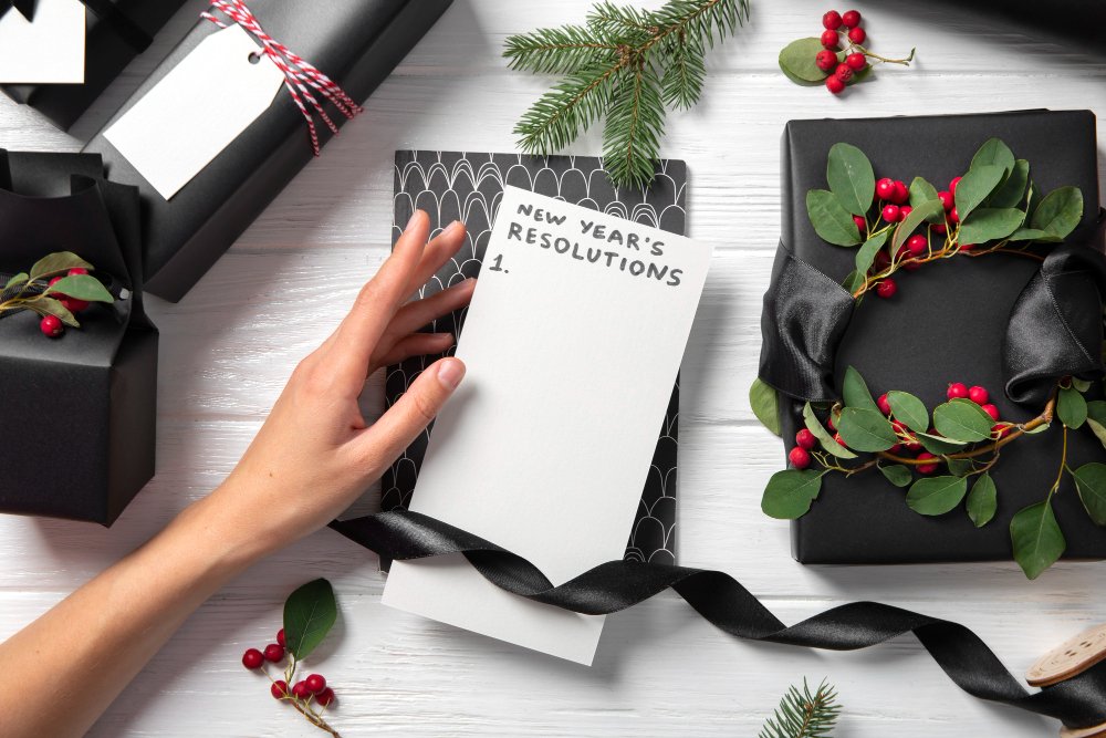 Libreta con propósitos de año nuevo realistas escrita sin presión ni perfeccionismo.