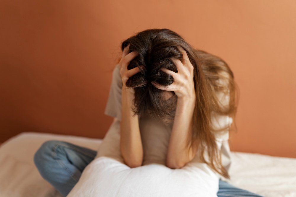 mujer con ansiedad anticipatoria mirando preocupada por la ventana