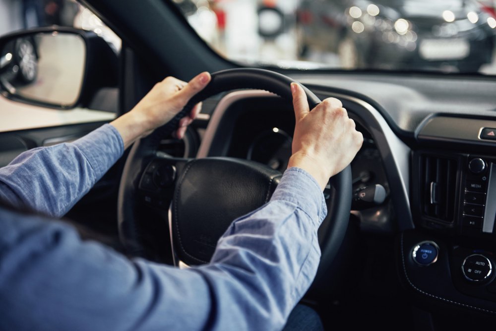 Mujer sujetando el volante con tensión, representando el miedo a conducir