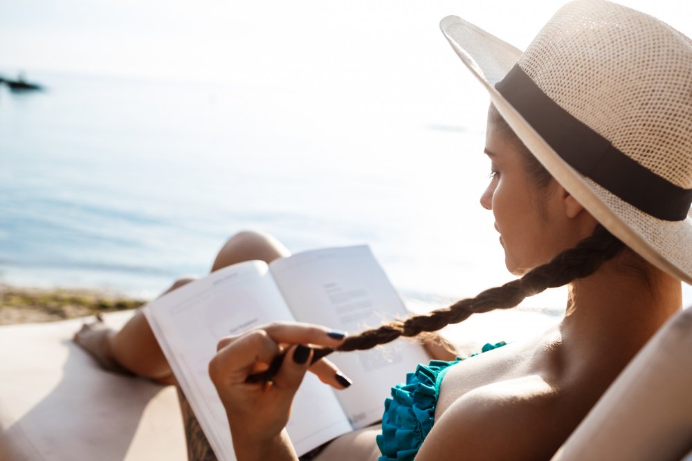 cómo desconectar en vacaciones leyendo junto al mar